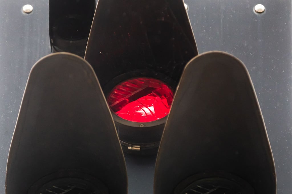 Ein rotes Signal der Bahn.