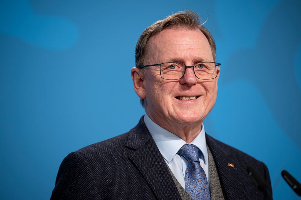 Bodo Ramelow (Die Linke), Ministerpräsident von Thüringen, spricht in der Pressekonferenz.