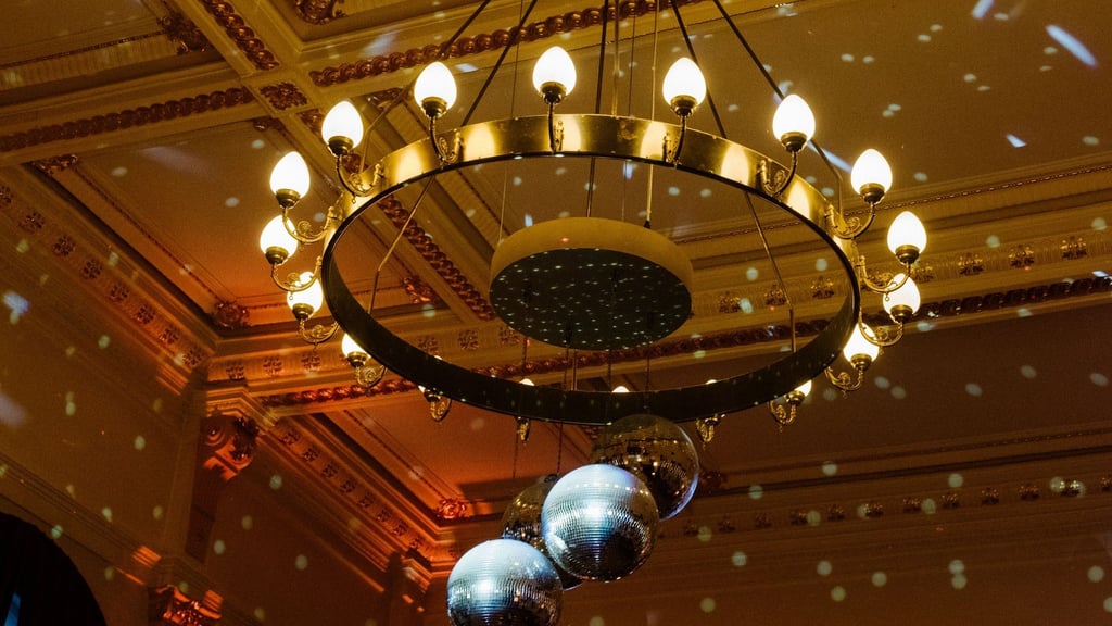 Beschäftigte sind auf dem direkten Weg zur betrieblichen Weihnachtsfeier und auf dem Heimweg unfallversichert. Das gilt selbstverständlich auch für die Feier selbst.