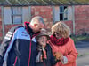 Andreas Maaß (links) und Lilian Züst (rechts) besuchen gemeinsam mit der 91-jährigen Ena Gowland das Kriegsgefangenenlager Harperley PoW Camp im Nordosten Englands. Willi Maaß, der Grovater von Andreas Maaß, war dort untergebracht.