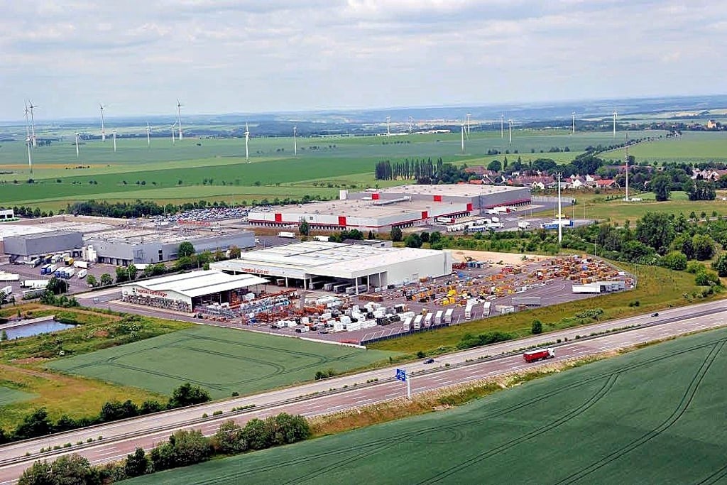 Das Gewerbegebiet Sachsen-Anhalt Süd, hier eine Luftaufnahme von 2016, ist für die Gemeinde Meineweh Fluch und Segen zugleich.