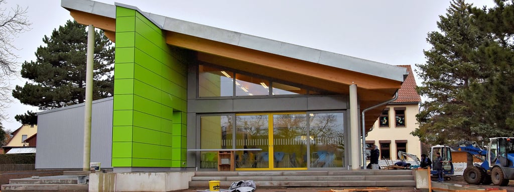 Der Anbau der Grundschule in Darlingerode ist weitgehend fertig. Gearbeitet wird vor allem noch im Außenbereich.
