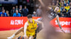 Albas Gabriele Procida (l) landet im Zweikampf gegen Nando de Colo von Villeurbanne am Boden.