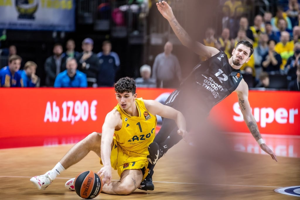 Albas Gabriele Procida (l) landet im Zweikampf gegen Nando de Colo von Villeurbanne am Boden.