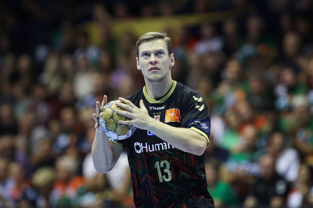 Der Magdeburger Janus Dadi Smarason spielt den Ball.