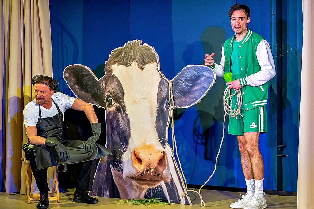 Ziehen das junge Publikum mit „Hans im Glück“ in ihren Bann: Sebastian Zumpe als Hans (r.) und Wolfgang Zumpe, der die Tauschpartner spielt.