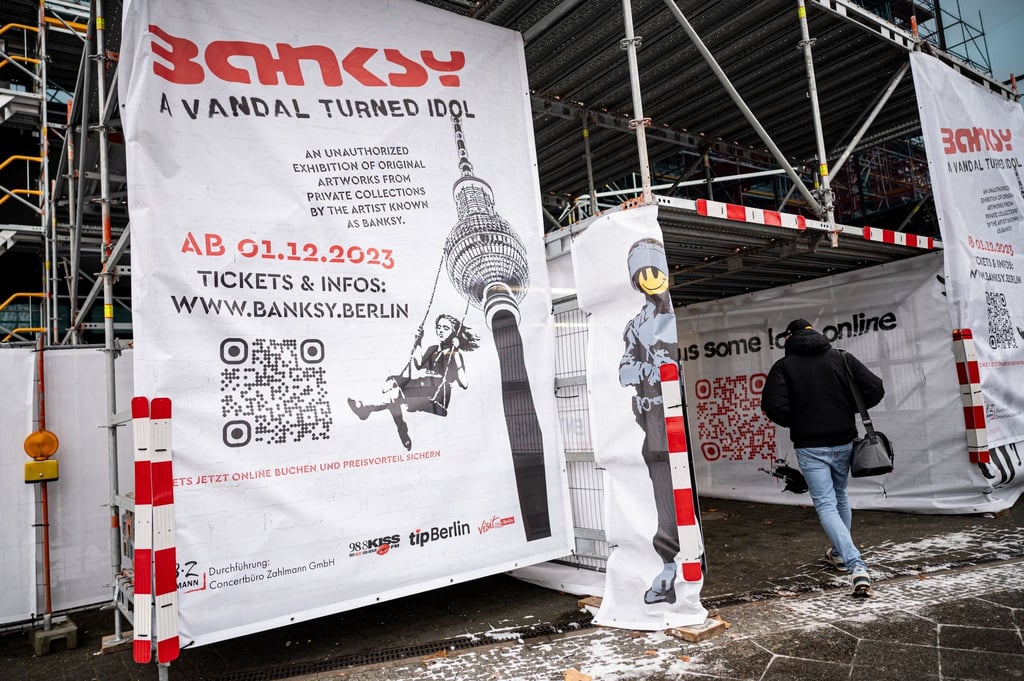 Eine Person läuft zum Presserundgang durch die nicht-autorisierte Ausstellung zu den Werken des Streetart-Künstlers Banksy.