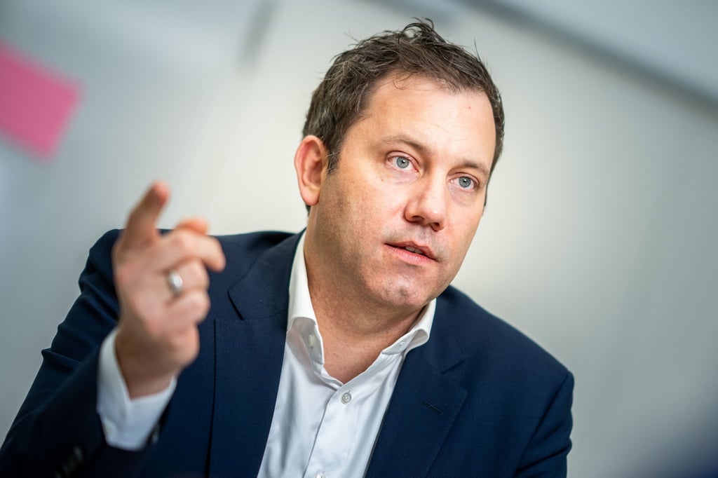 „Ich glaube, Markus Söder will vor allem auch in den Schlagzeilen sein, weil er sich ein bisschen langweilt dort in Bayern und Friedrich Merz die große Bühne nicht alleine gönnt“, sagt Lars Klingbeil.
