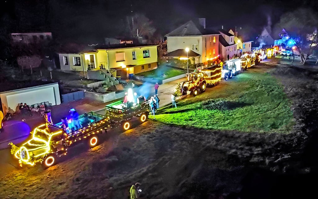 Hell erleuchtet wie im vergangenen Jahr wird der Esperstedter Glühwein-Express auch diesmal durch das Dorf rollen.