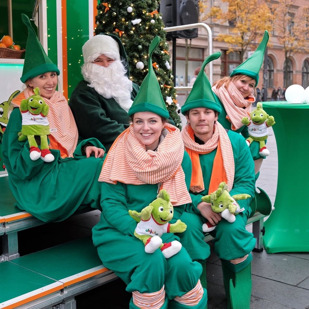 Für eine Spende von mindestens 10 Euro bekommt jeder Besucher am AOK-Stand eine Handpuppe des AOK-Drachenkindes Jolinchen.