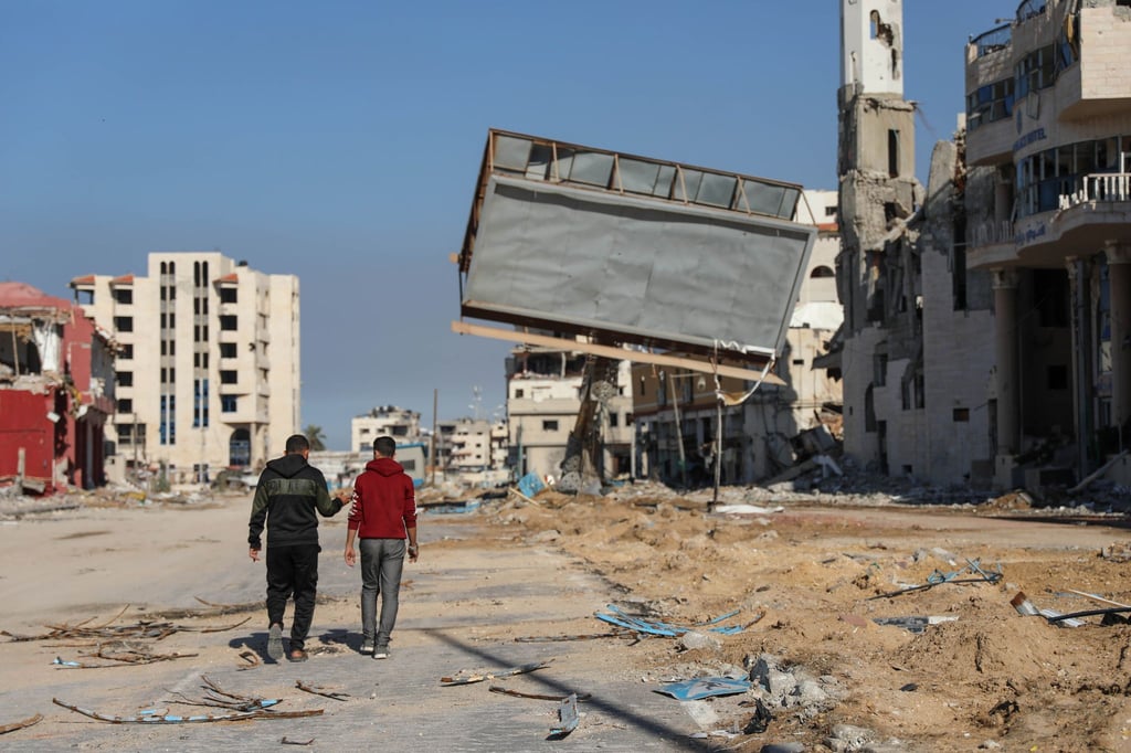 Zwei Männer laufen durch Gaza-Stadt.