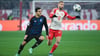 Kopenhagens Mohamed Elyounoussi (l) und Konrad Laimer vom FC Bayern kämpfen um den Ball.