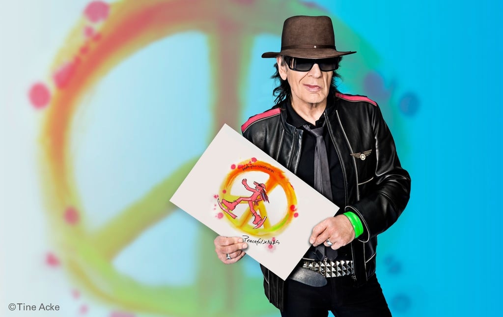 Rocksänger Udo Lindenberg zeigt die Weihnachtsgrußkarte, die er für das UN-Kinderhilfswerk Unicef gestaltet hat.
