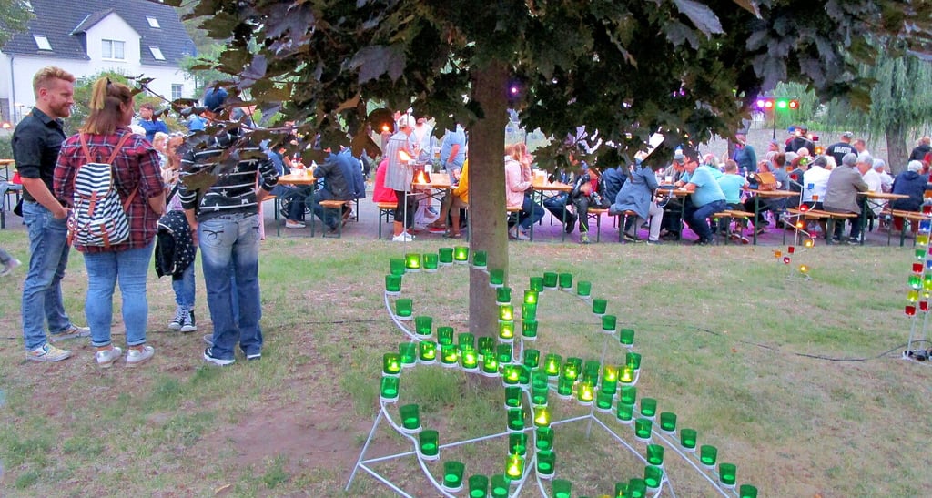 Eines von vielen Lichterfestmotiven. Alle bestehen aus Metallkonstruktionen, die durch Teelichter und LED-Leuchten illuminiert werden.