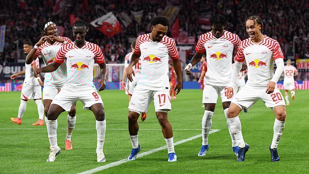 Mohamed Simakan, Amadou Haidara, Lois Openda, Castello Lukeba und Xavi Simons jubeln mit dem Skeu-Skeu-Tanz von Tiktok.