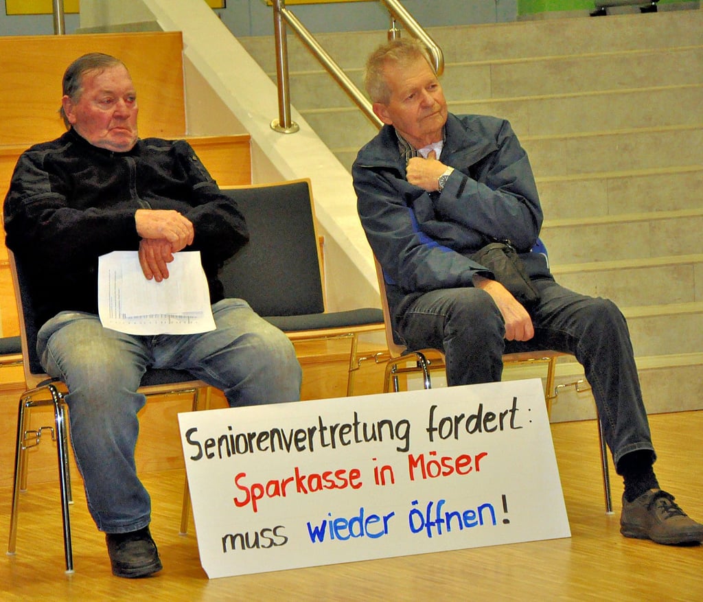 Lutz Baumgarten (links) wollte wissen, wie der Kreistag das Anliegen der Seniorenvertretung unterstützt.