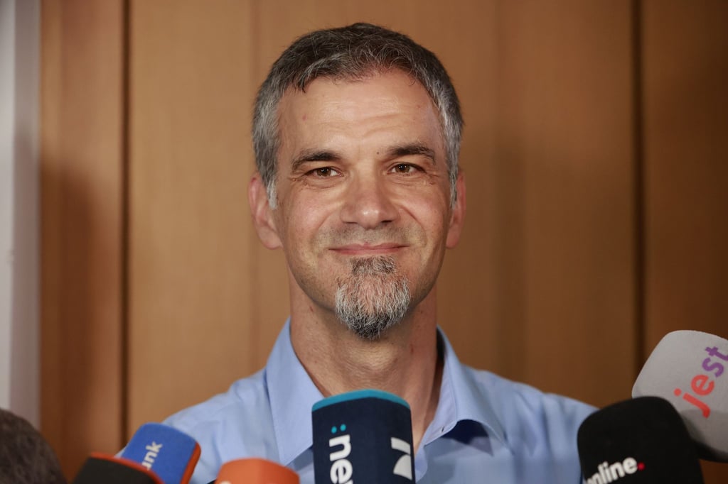 Wahlsieger Kai Buchmann tritt nach der Stimmenauszählung vor die Kameras.