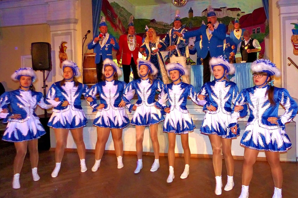 Die Prinzengarde, das Aushängeschild des Freyburger Karnevalklubs, begann die Show traditionell mit dem Gardemarsch.