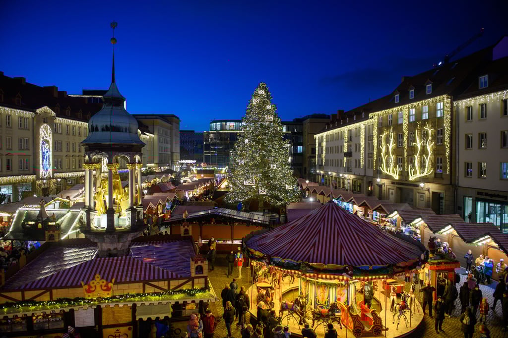 Besucher gehen über den seit dem 27. November .eröffneten Weihnachtsmarkt der Landeshauptstadt Magdeburg.