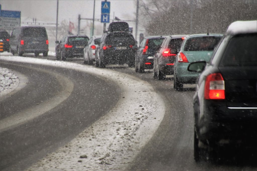 Auf der Autobahn A38 senkt sich zwischen Merseburg-Süd und dem Rastplatz Geiseltal-Süd die Fahrbahn ab. Auf dem rechten Fahrstreifen gilt deshalb besondere Vorsicht. Symbolbild: