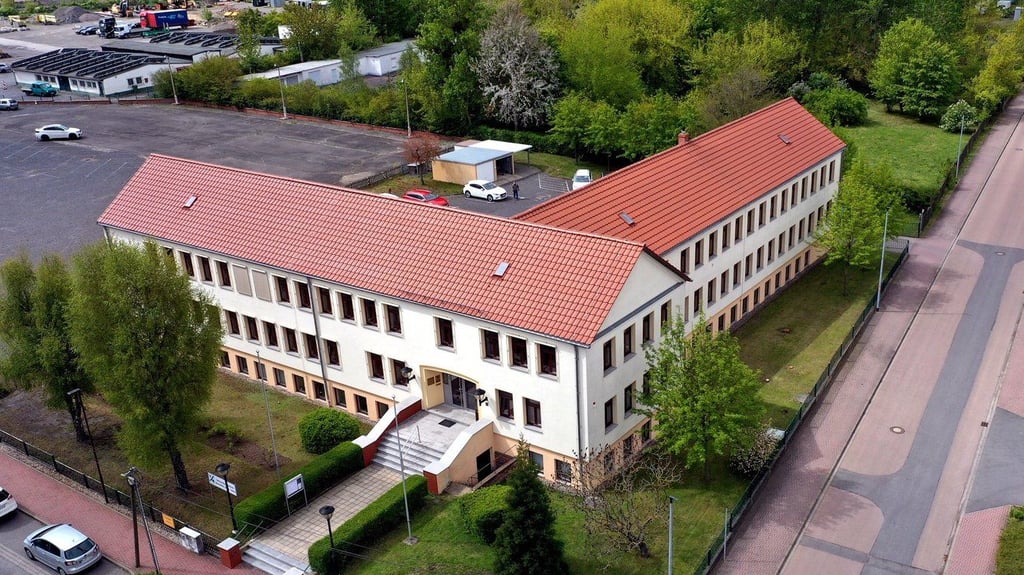 Symbolfoto - Das Verwaltungsgebäude der Verbandsgemeinde Mansfelder-Grund-Helbra.