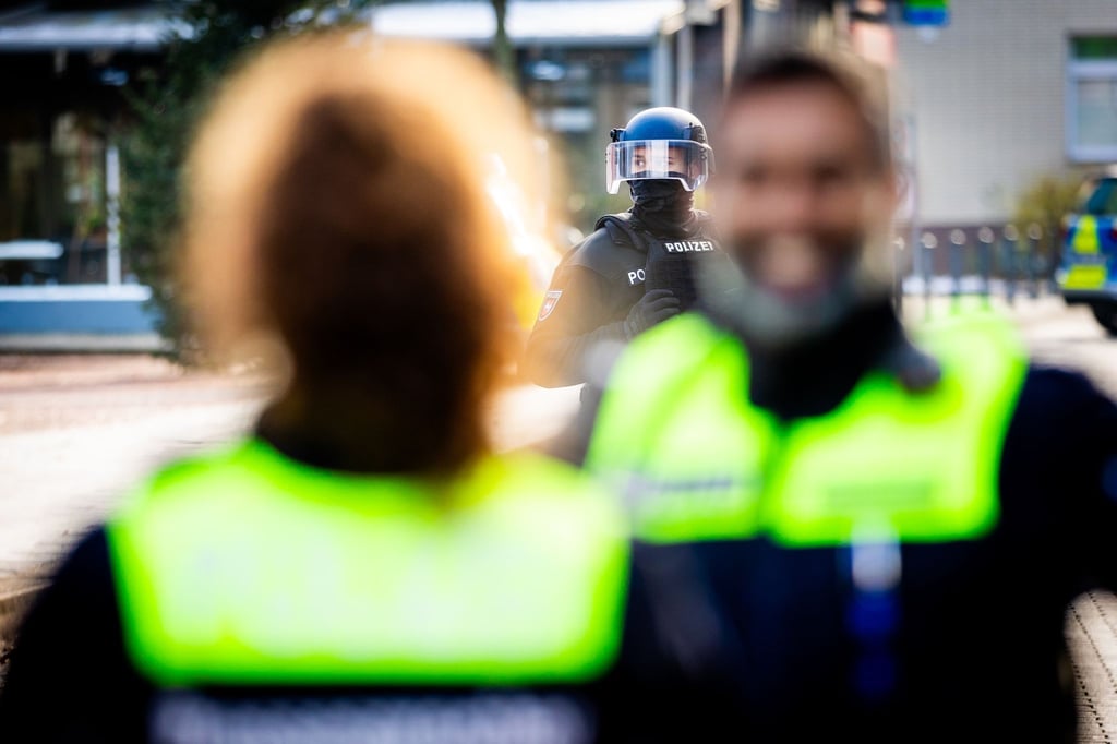 Einsatzkräfte der Polizei sind vor dem Jobcenter in Lehrte im Einsatz.
