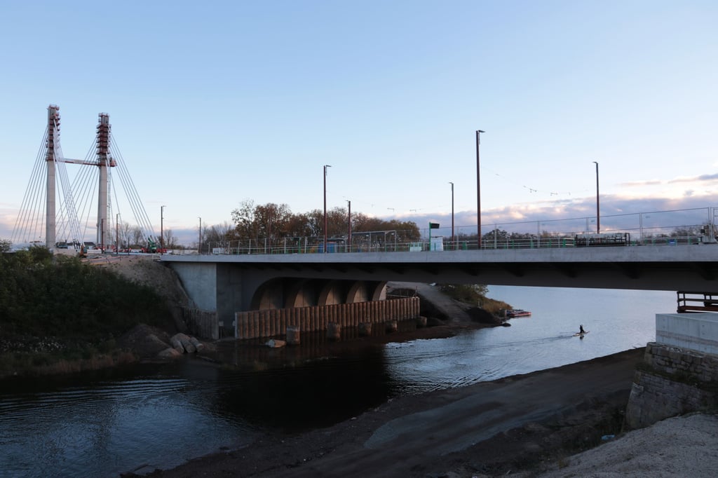 Blick auf die beiden Brückenneubauten. Vorne die Königin-Editha-Brücke und hinten die Kaiser-Otto-Brücke (Pylonbrücke).