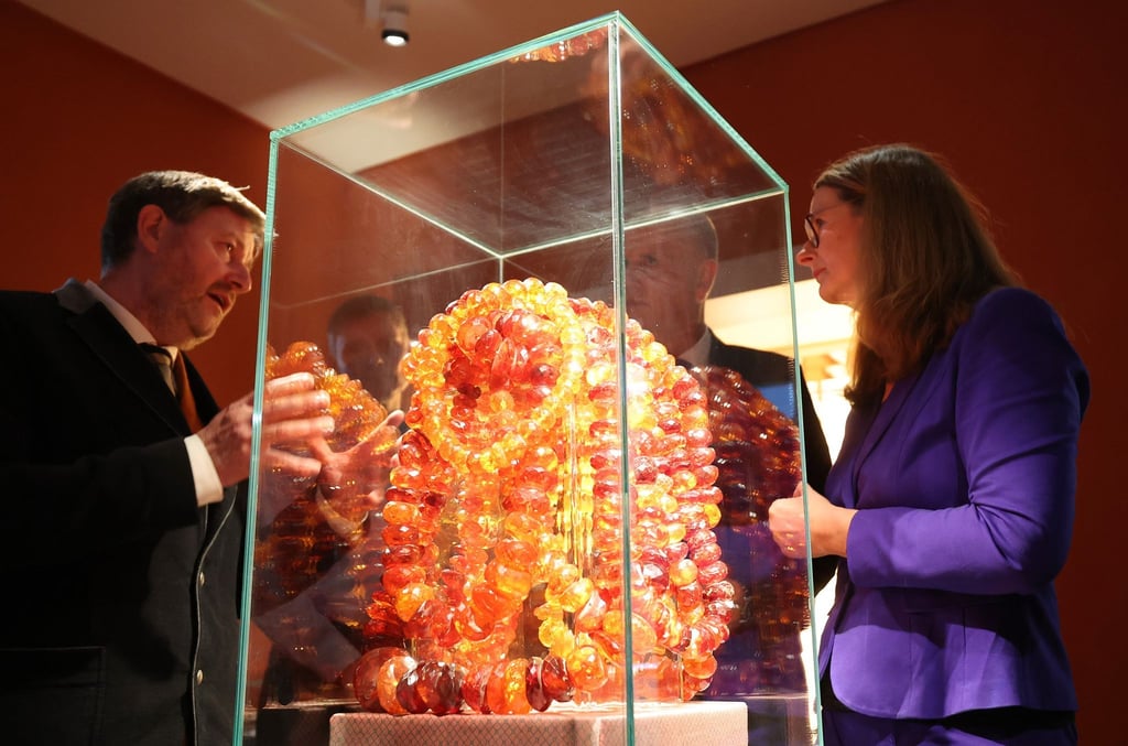 Museumsleiter Axel Attula (l-r) und Kulturministerin Bettina Martin betrachten das Exponat „Wasserfall“ oder „Goldener Kettenberg“.