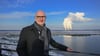 Dietmar Woidke (SPD), Ministerpräsident von Brandenburg, steht auf dem Aussichtsturm am Rand der Cottbusser Ostsee.
