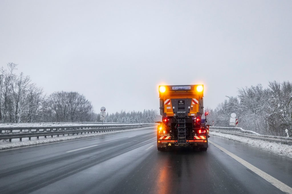 Ein Räumfahrzeug der Autobahn GmbH fährt über eine Autobahn.