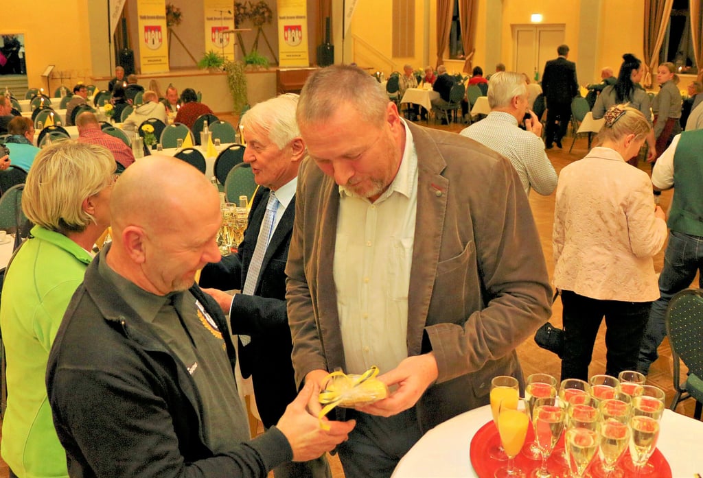 Die Ehrenamtlichen werden im „Schützenhaus“ Jessen von den Stadträten Dirk Zarrad und Klaus-Dieter Richter begrüßt. Sie übergeben ein Erinnerungsgeschenk sowie Saft- oder Sektglas.