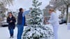 Gemeinsam mit einer Mitarbeiterin des Coswiger Seniorenparks putzen Nicole Riedel (li.) und Michel Hömke (Mitte) den Wunschbaum.