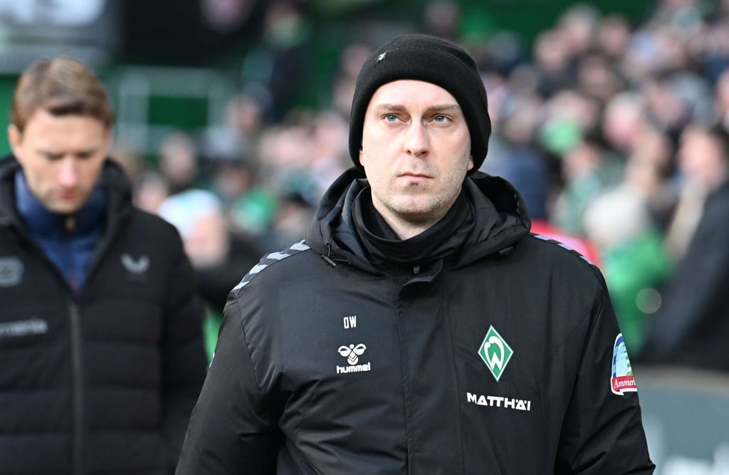 Ole Werner kommt auf den Platz.