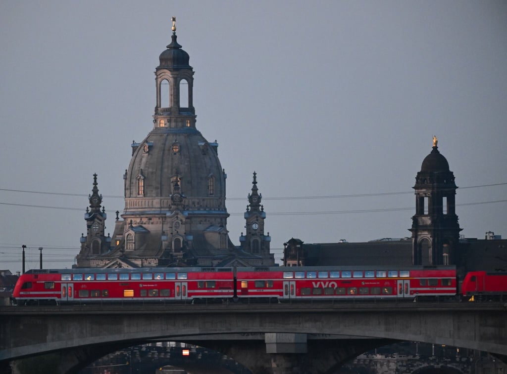 Ein S-Bahn des VVO fährt vor der Altstadt mit der Frauenkirche über die Marienbrücke.