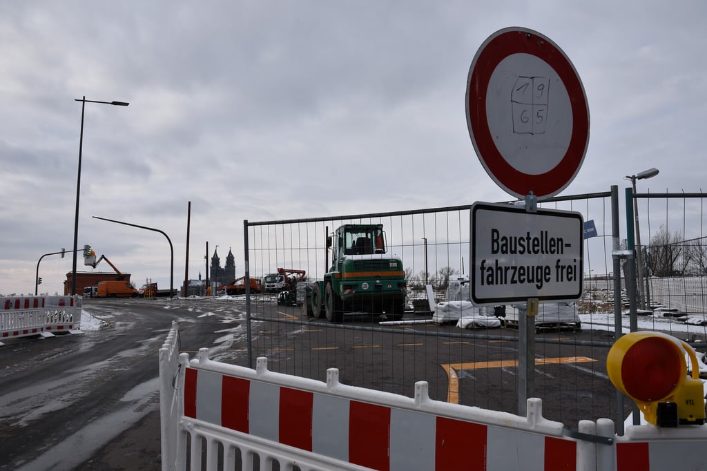Die Auffahrt von der Zoll- auf die Strombrücke bleibt noch länger gesperrt.