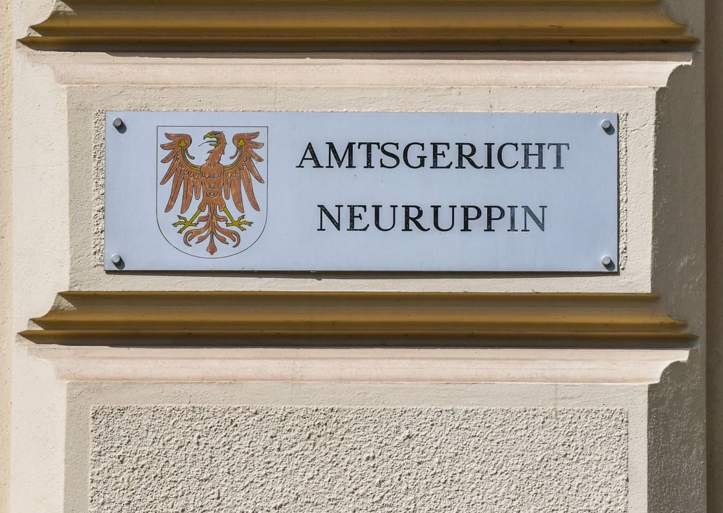 Das Amtsgericht Neuruppin hat einen Haftbefehl gegen einen 16-Jährigen wegen des Verdachts der Planung eines gemeinschaftlichen Terroranschlags erlassen.