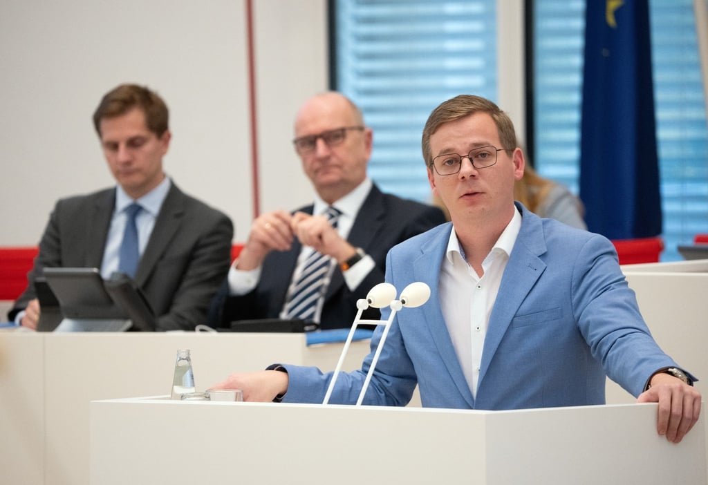 Sebastian Walter (r), Fraktionsvorsitzender Die Linke Brandenburg, spricht..