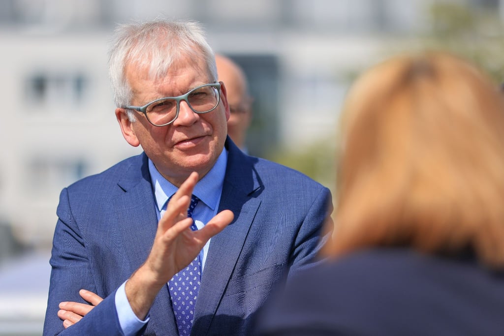 Hartmut Vorjohann (CDU), Finanzminister von Sachsen, kommt zu einer Einweihung.