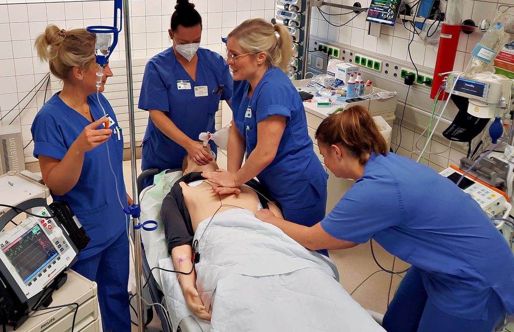 Das Team der Notaufnahme des Weißenfelser Krankenhauses übt eine Reanimation am „Sim-Man“.