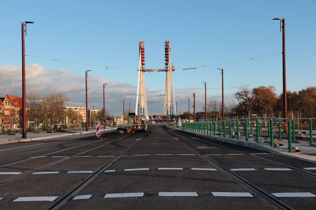 Die neue Straßenbahnhaltestelle auf der Königin-Editha-Brücke wird zu Ende Dezember zwar fertig, kann aber erst ab Sommer 2024 bedient werden.