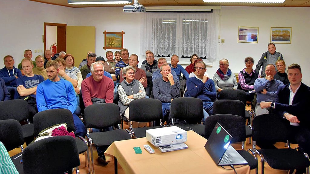 Das Interesse der Wieglitzer bei der Informationsveranstaltung zum Solarvorhaben am Rand ihres Ortes ist groß.