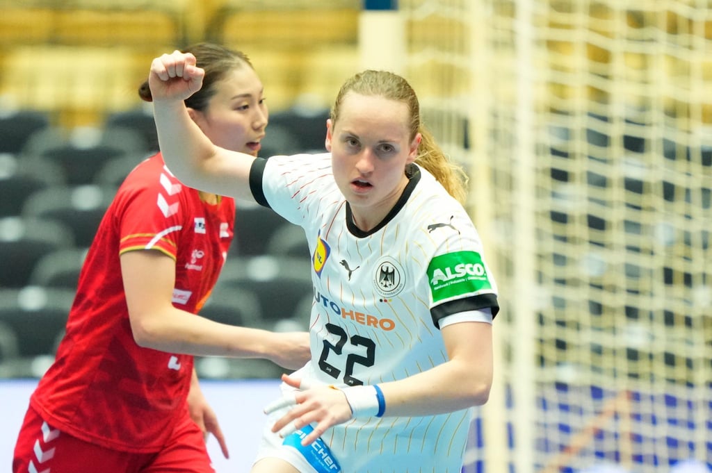 Maren Weigel (r) und die DHB-Frauen siegten zum Auftakt der WM knapp gegen Japan.