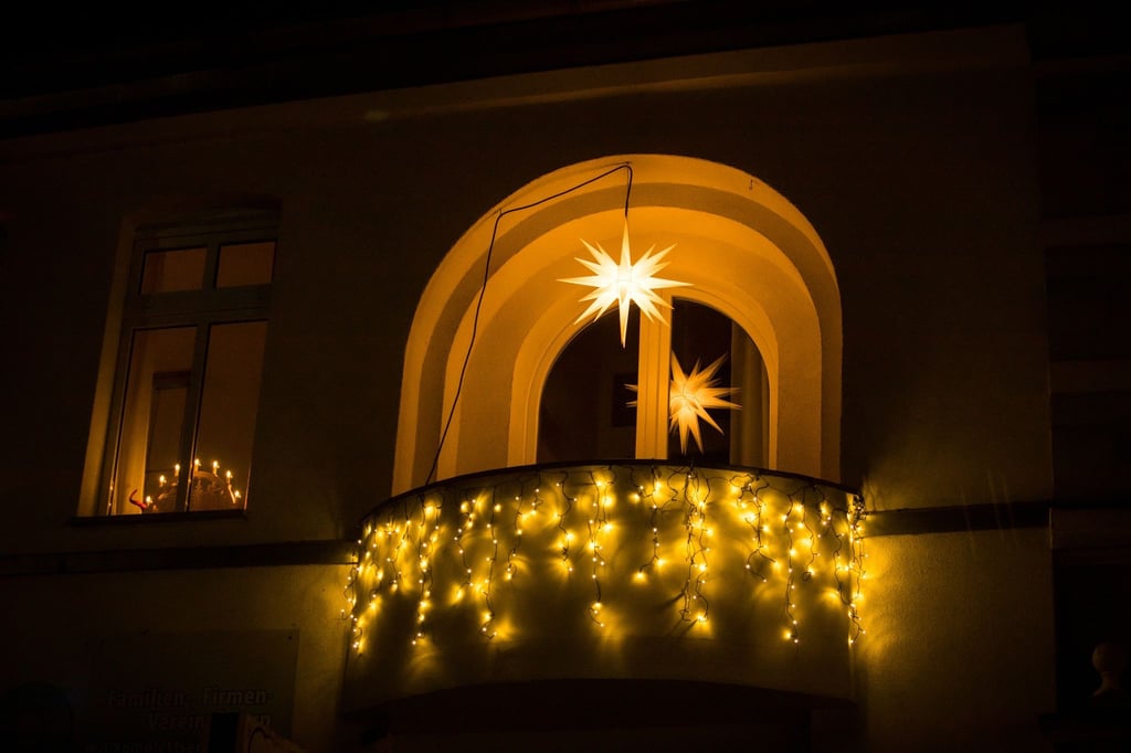 Weihnachtlicher Lichterglanz: Damit der nicht zu sehr ins Geld geht, sollten bei der Beleuchtung lieber LED-Lichterketten zum Einsatz kommen.