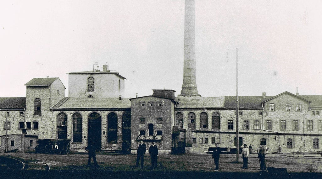 Die Zuckerfabrik Anfang des letzten Jahrhunderts. Im Krieg wurde der Tumr zerstört.