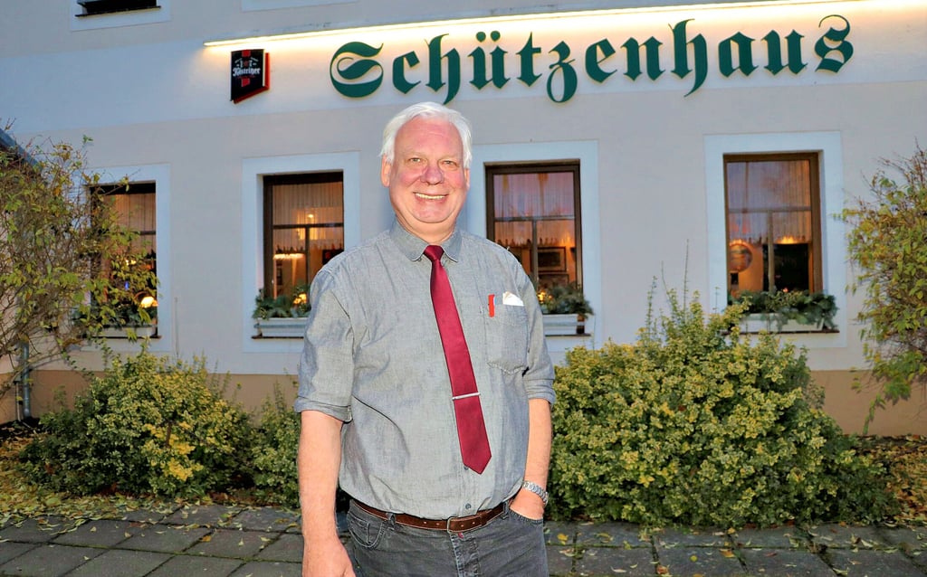 Seit über 35 Jahren führt Rüdiger Döbelt das „Schützenhaus“ in Jessen. Derzeit wird in der Stadt viel über die mögliche Zukunft von Hotel und Gaststätte erzählt. Der erfahrene Wirt äußert sich dazu.