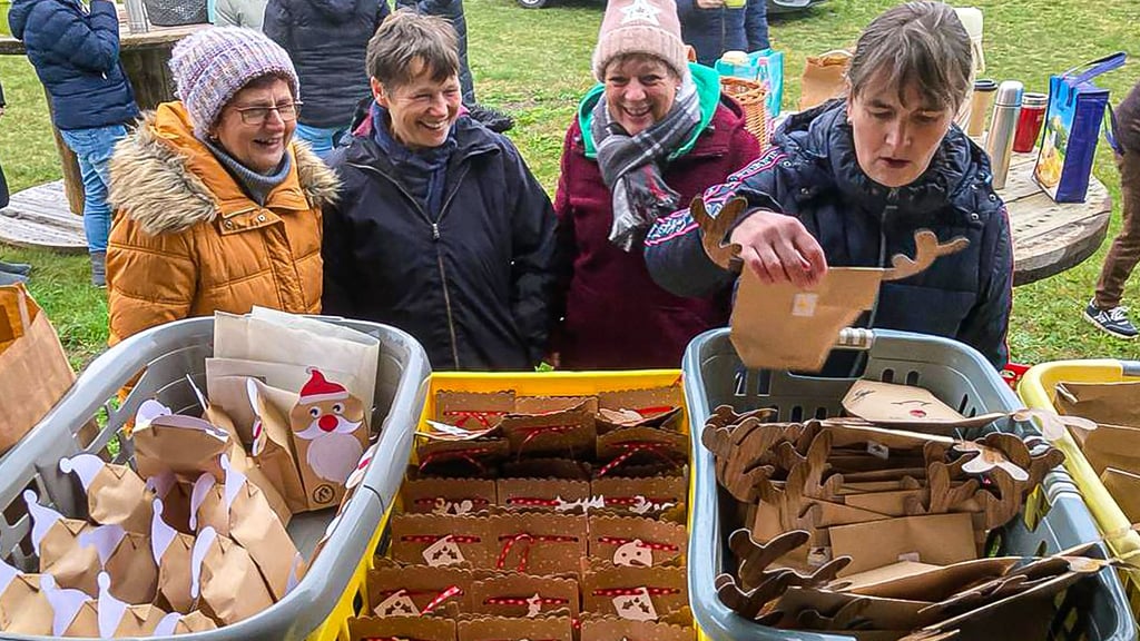 Gabentausch in Königsmark bei Osterburg (v. l.): Elke Moser, Ute Roefe, Christel Iwanski und Iris Jablonski bestaunen die Körbe mit je 24 gleichen Geschenken für die Adventskalender.