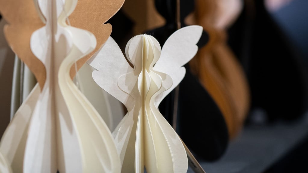 Nachhaltigkeit: Die Weihnachtsengel aus Papier und Pappe von Only Natural sind filigran und ressourcenschonend.