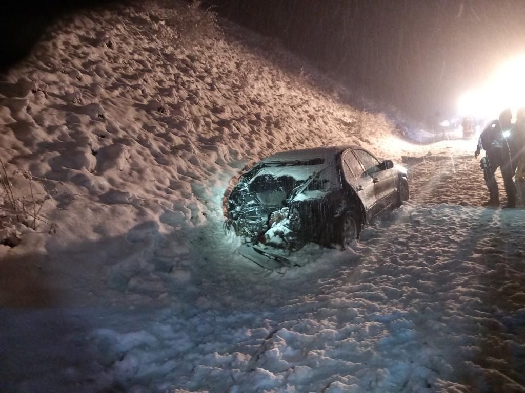 Der Mercedes wurde bei einem Unfall auf der A38 schwer verschädigt, nachdem ein Lkw in den Wagen gekracht war. Zuvor hatte sich das Fahrzeug auf glatter Piste gedreht.