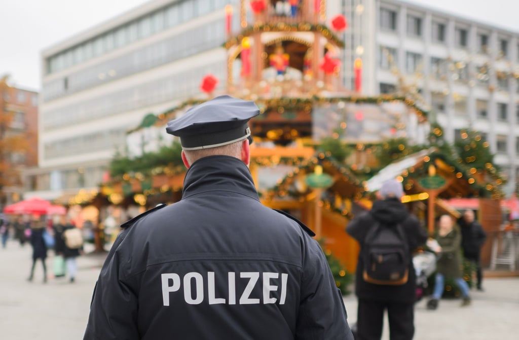 Ein Polizist steht an der Weihnachtspyramide am Kröpcke in Hannover. In Niedersachsen ist ein 20-Jähriger festgenommen worden, der einen Terroranschlag in der Weihnachtszeit geplant haben soll.