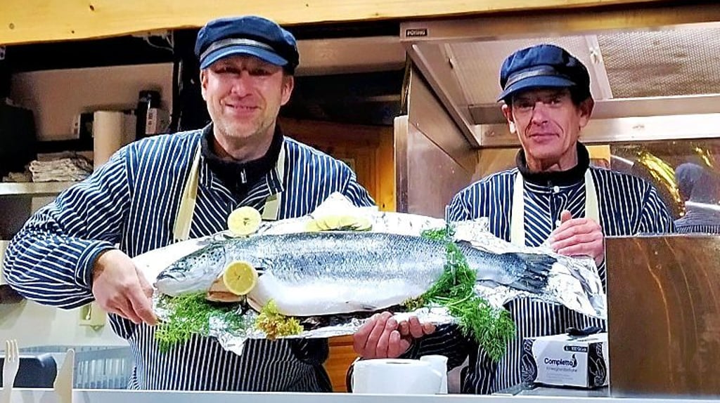 Die Händler Maik (links) und Vinz Hahne bewirten die Besucher des Wernigeröder Weihnachtsmarktes mit Fischspezialitäten.